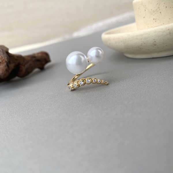 Single Row Curved Pearl Open-end Ring, the opening ring is set with two pearls of different sizes, and the other ring is set with eight diamonds ranging from large to small.