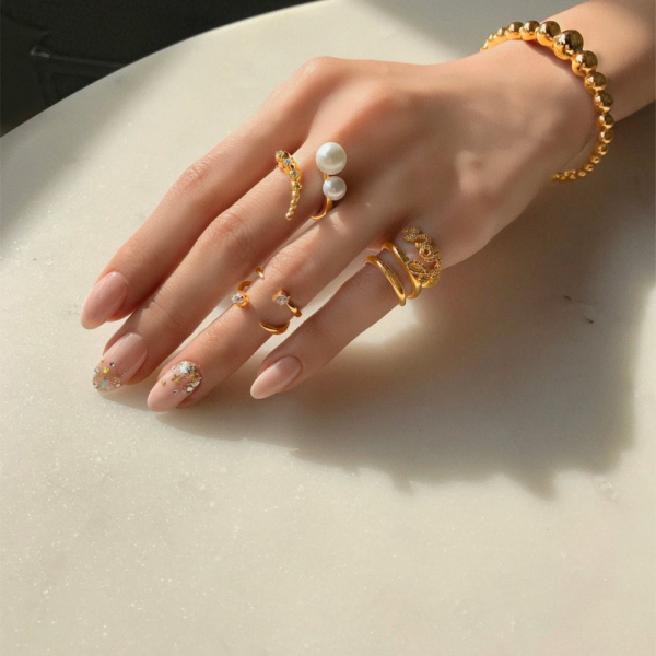 Single Row Curved Pearl Open-end Ring, the opening ring is set with two pearls of different sizes, and the other ring is set with eight diamonds ranging from large to small.