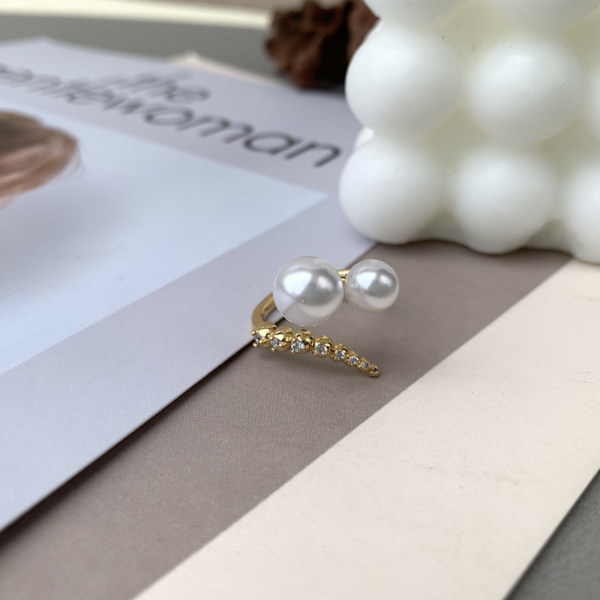 Single Row Curved Pearl Open-end Ring, the opening ring is set with two pearls of different sizes, and the other ring is set with eight diamonds ranging from large to small.