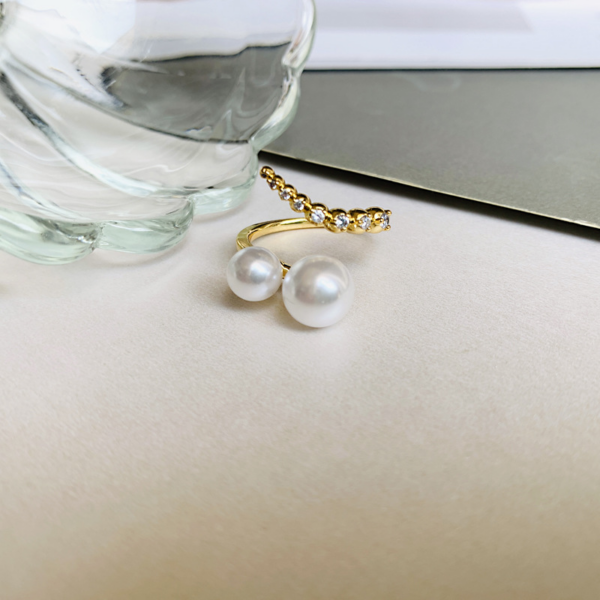 Single Row Curved Pearl Open-end Ring, the opening ring is set with two pearls of different sizes, and the other ring is set with eight diamonds ranging from large to small.