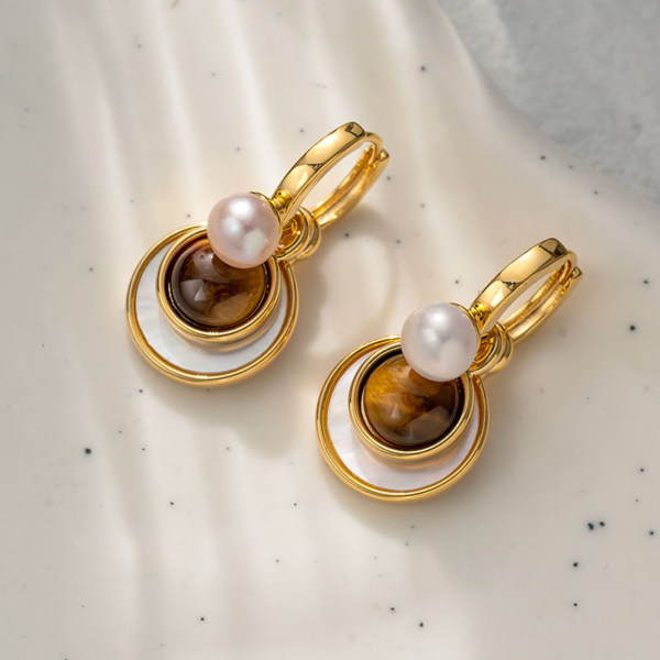 DIY Triple layer with pearl earrings, three optional earrings. The earrings consist of earrings and three dangles that can be freely varied in the way they are worn. The three dangles are made of the first layer of artificial pearls, the second layer of tiger or black stone, and the third layer of natural shells.