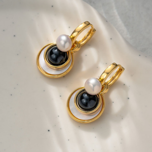 DIY Triple layer with pearl earrings, three optional earrings. The earrings consist of earrings and three dangles that can be freely varied in the way they are worn. The three dangles are made of the first layer of artificial pearls, the second layer of tiger or black stone, and the third layer of natural shells.