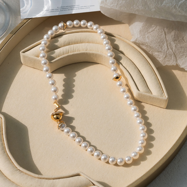 Premium Simplicity Pearl Spiral Collarbone Necklace, artificial pearl. There are 2 artificial pearls half-wrapped in rose gold metal, and the necklace is connected by a magnet with a circle of small diamonds wrapped around the outside.