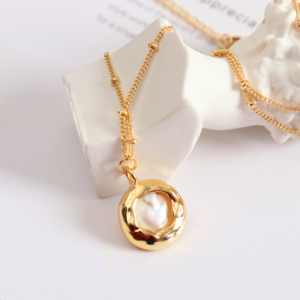 Simple Baroque Freshwater Pearl Button Necklace, the necklace pendant is a round button baroque pearl wrapped in a gold alloy exterior.