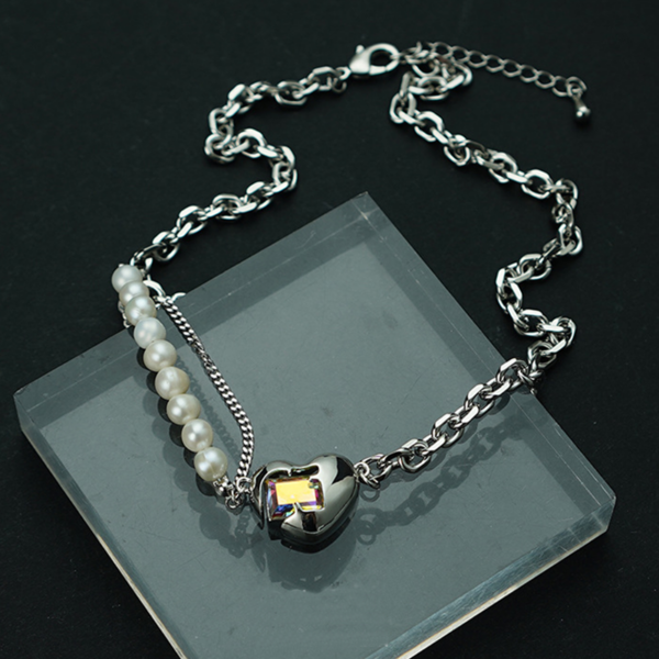 Heartwarming Fresh-water Pearl Necklace，the pendant of the necklace is set with a square zirconium stone, the necklace is made of alloy and freshwater pearls, the style is modern and trendy.