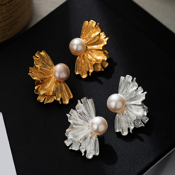 Natural pearl French floral textured earrings, golden and silver color, fan shape. The earrings have a natural freshwater pearl set in the center, and the left and right earrings each have the shape of a half-flower made of alloy, available in gold and silver color.