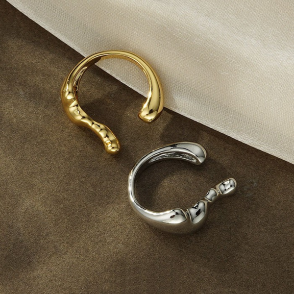 Elegant Streamline Split Ring - Silver and Golden Color, the shape like steam. This ring features a sleek, modern design characterized by its unique wavy shape. Crafted in a shiny gold finish, it showcases a combination of smooth and sculptural elements, giving it a contemporary feel. The open band allows for an adjustable fit, making it both stylish and comfortable for everyday wear. This eye-catching piece is perfect for adding a touch of elegance and artistic flair to any outfit.