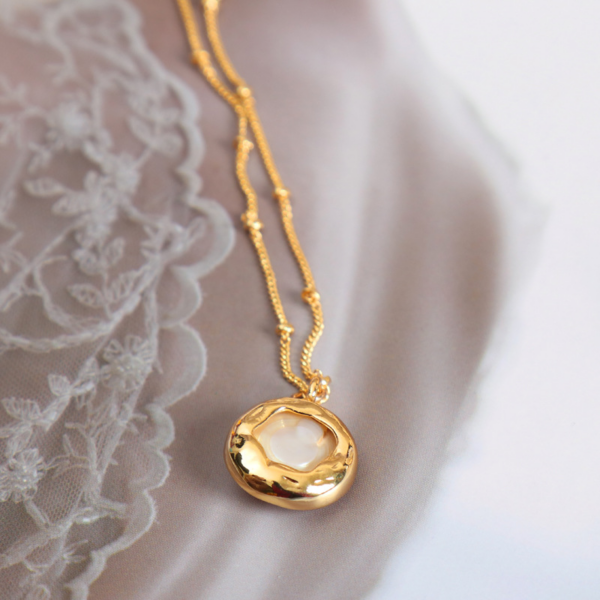 Simple Baroque Freshwater Pearl Button Necklace, the necklace pendant is a round button baroque pearl wrapped in a gold alloy exterior.