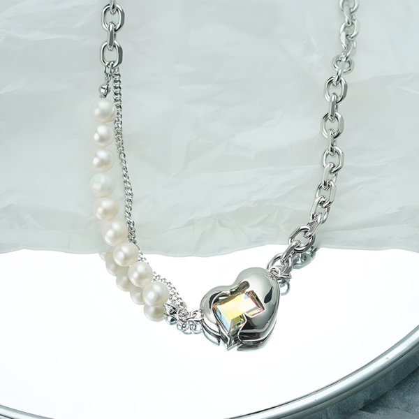 Heartwarming Fresh-water Pearl Necklace，the pendant of the necklace is set with a square zirconium stone, the necklace is made of alloy and freshwater pearls, the style is modern and trendy.