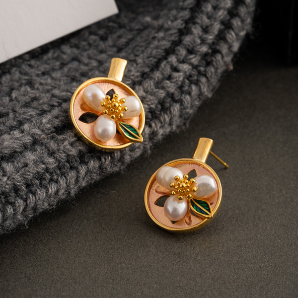 Natural Freshwater Pearls Oil Painting Earrings - Monet's Garden flower, the flower consists of 3 natural freshwater pearls with an alloy stamen in the center.