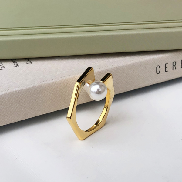 Pearl irregular geometric opening ring, Adjustable size, open-ended ring with a hexagonal silhouette on the outside and faux pearls on the ends.