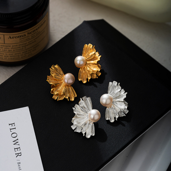 Natural pearl French floral textured earrings, golden and silver color, fan shape. The earrings have a natural freshwater pearl set in the center, and the left and right earrings each have the shape of a half-flower made of alloy, available in gold and silver color.