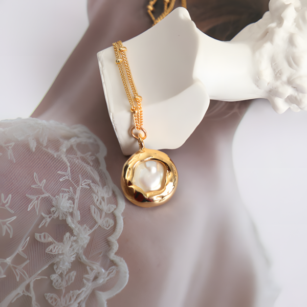 Simple Baroque Freshwater Pearl Button Necklace, the necklace pendant is a round button baroque pearl wrapped in a gold alloy exterior.