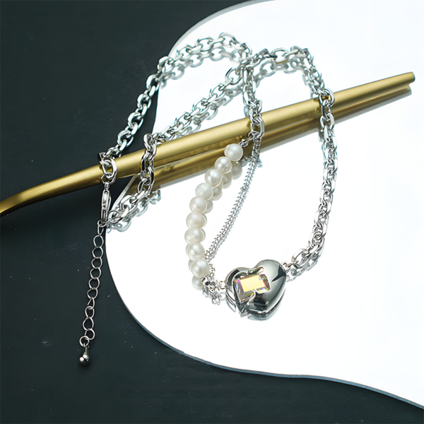 Heartwarming Fresh-water Pearl Necklace，the pendant of the necklace is set with a square zirconium stone, the necklace is made of alloy and freshwater pearls, the style is modern and trendy.