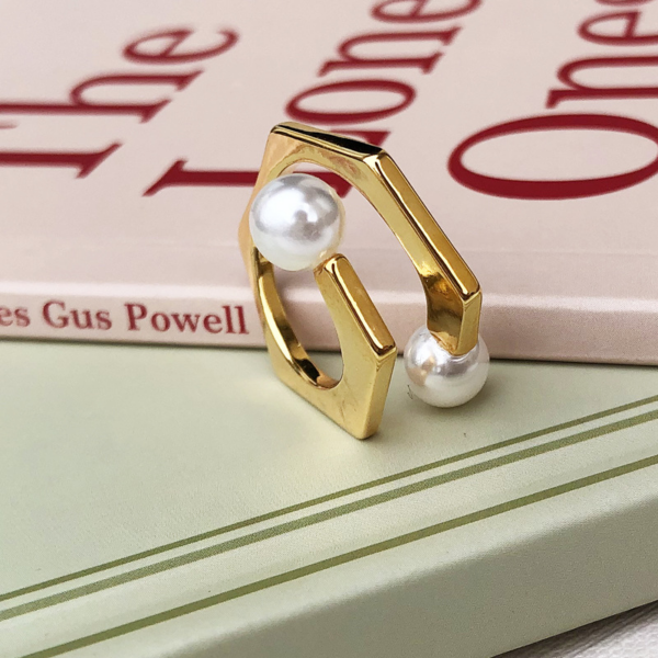 Pearl irregular geometric opening ring, Adjustable size, open-ended ring with a hexagonal silhouette on the outside and faux pearls on the ends.