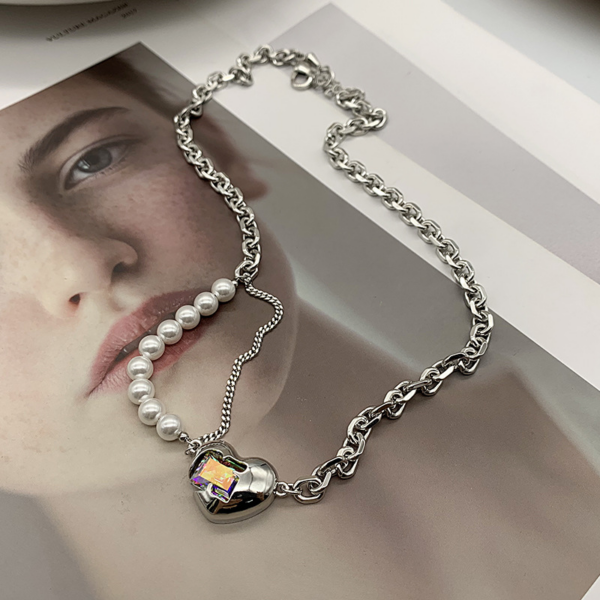 Heartwarming Fresh-water Pearl Necklace，the pendant of the necklace is set with a square zirconium stone, the necklace is made of alloy and freshwater pearls, the style is modern and trendy.