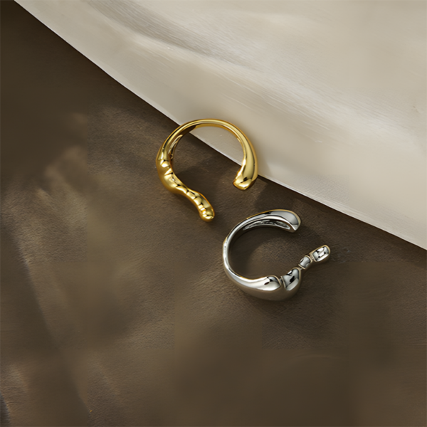 Elegant Streamline Split Ring - Silver and Golden Color, the shape like steam. This ring features a sleek, modern design characterized by its unique wavy shape. Crafted in a shiny gold finish, it showcases a combination of smooth and sculptural elements, giving it a contemporary feel. The open band allows for an adjustable fit, making it both stylish and comfortable for everyday wear. This eye-catching piece is perfect for adding a touch of elegance and artistic flair to any outfit.