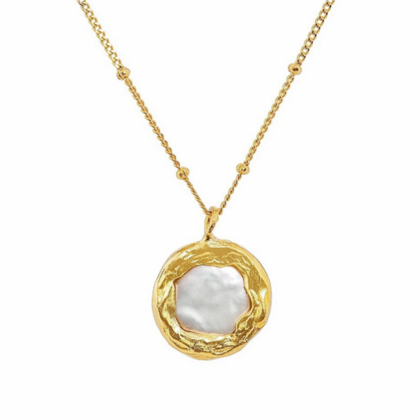 Simple Baroque Freshwater Pearl Button Necklace, the necklace pendant is a round button baroque pearl wrapped in a gold alloy exterior.