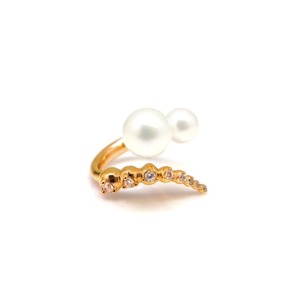 Single Row Curved Pearl Open-end Ring, the opening ring is set with two pearls of different sizes, and the other ring is set with eight diamonds ranging from large to small.